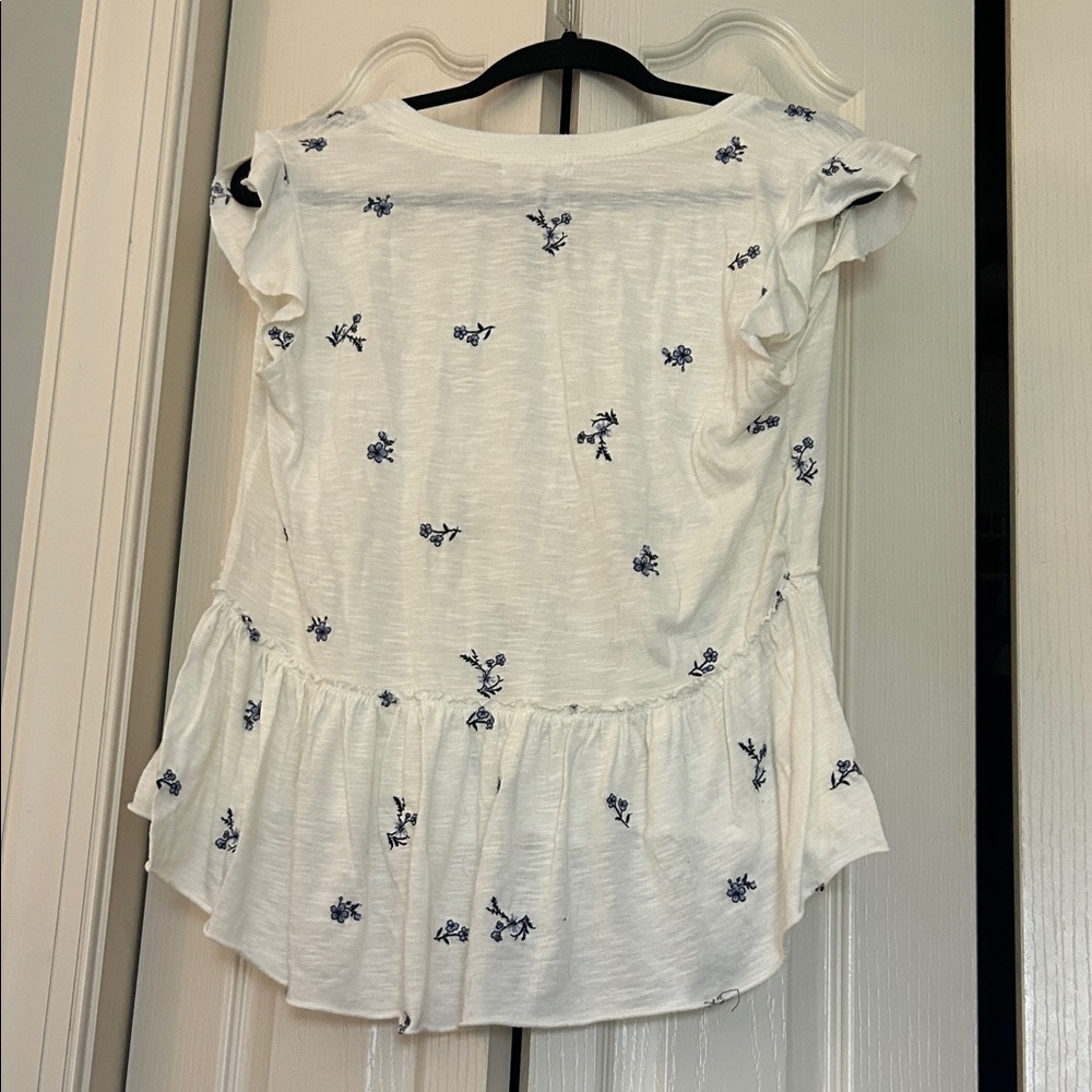 Elegant White Floral Blouse - Picture 3 of 3